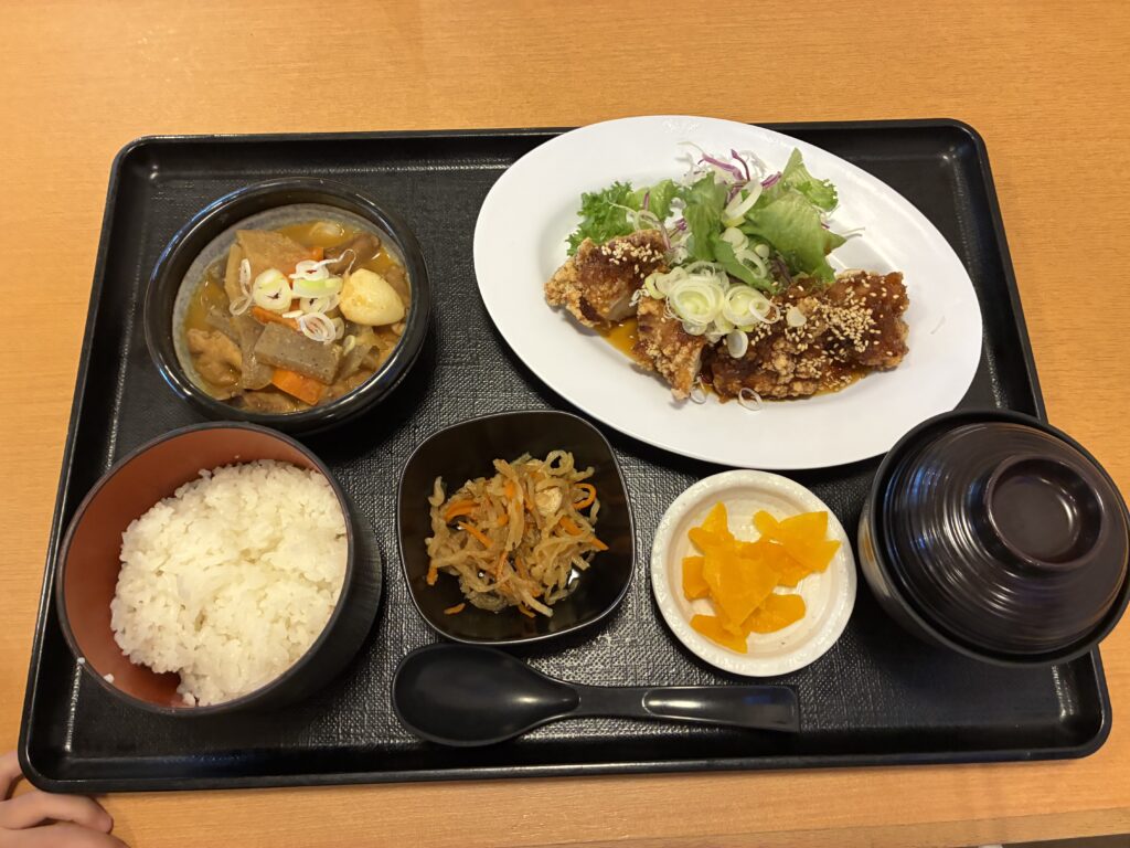 湯舞音、油淋鶏、もつ煮
定食